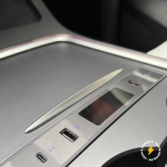 Multimedia-Ladeanschluss für die Mittelkonsole mit Beleuchtung.